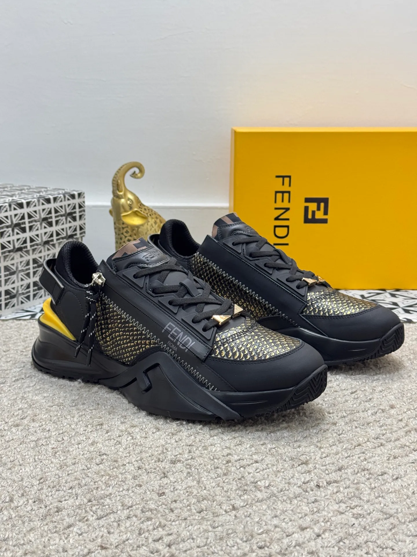 Men's men's shoes 💰520 [New style] 🦥🦥 Original quality - Fendi ◾️▫️F D🆕 Spring and summer new men's slip-on sneakers, with elastic straps, side zippers, and corrugated soles engraved with F. Embossed Fendi Flow lettering on the heel. Mixed material of high-tech fabric and black suede. FF graphic tongue. Ultra-light and wear-resistant EVA sole. Size: 38-44 (45 customized